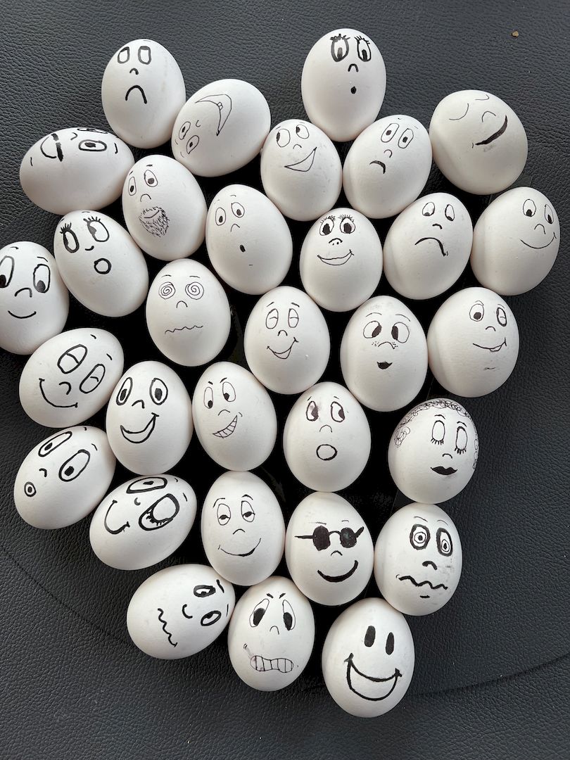 Eier mit Gesichtern